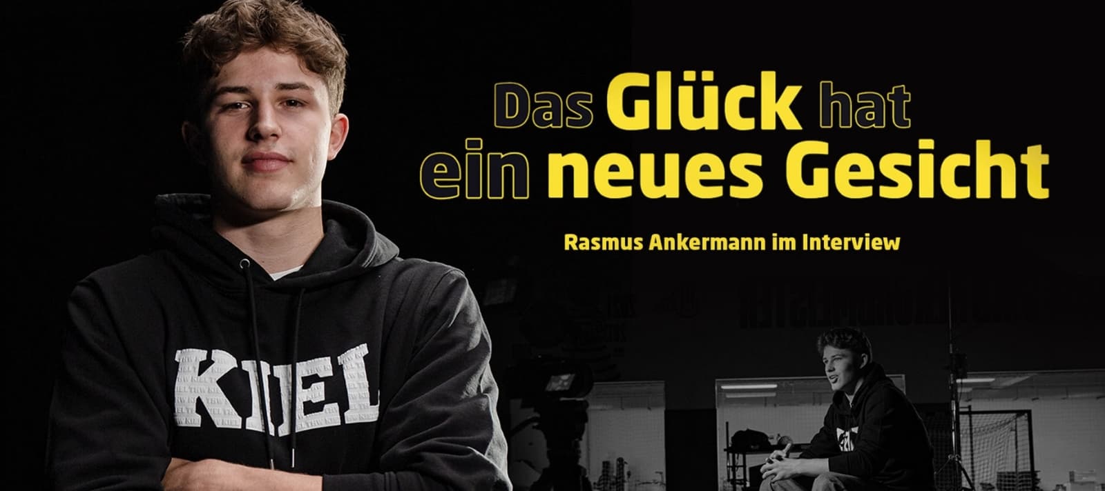 Der THW-Profi Rasmus Ankermann steht mit einem Kiel-Pullover vor einem schwarzen Hintergrund und ist das neue Gesicht des Glücks.