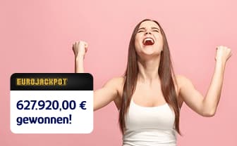 Eine Frau mit langen braunen Haaren jubelt mit erhobenen Fäusten und strahlt über das ganze Gesicht. Auf einem rosa Hintergrund ist ein Eurojackpot-Schild mit der Aufschrift „627.920,00 € gewonnen!“ zu sehen.