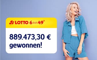 Frau in blauem Outfit lächelt neben einem Schild, das einen Lotto-6aus49-Gewinn von 889.473,30 Euro vor einem helllila Hintergrund zeigt.