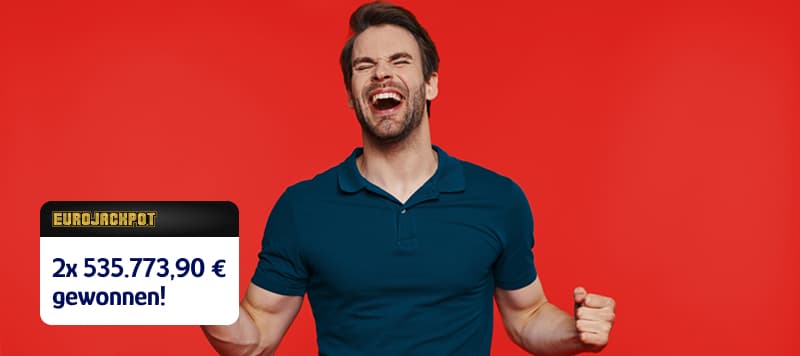 Ein Mann feiert mit einem freudigen Gesichtsausdruck vor einem roten Hintergrund und hält eine Eurojackpot-Karte in der Hand, die einen Gewinn von 2 × 535.773,90 € zeigt.