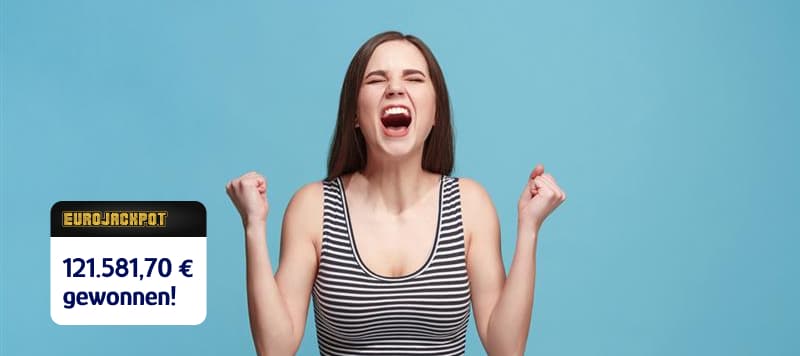 Eine Frau in einem gestreiften Tanktop feiert mit geballten Fäusten vor einem blauen Hintergrund, neben einem Eurojackpot-Schild, auf dem der Gewinnbetrag zu sehen ist.