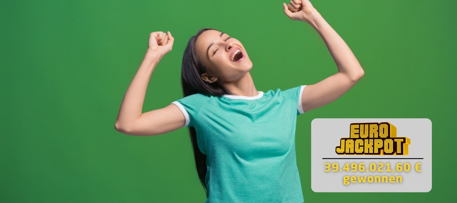 Eine fröhliche Person in einem T-Shirt feiert einen Eurojackpot-Gewinn von 39.496.021,60 Euro vor einem grünen Hintergrund.