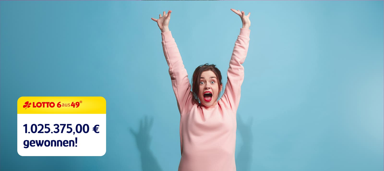 Eine Frau in einem rosa Pullover reißt vor Freude die Arme hoch, vor einem blauen Hintergrund. Daneben ist ein Lottoschein zu sehen, der einen Gewinn von über einer Million Euro ausweist.