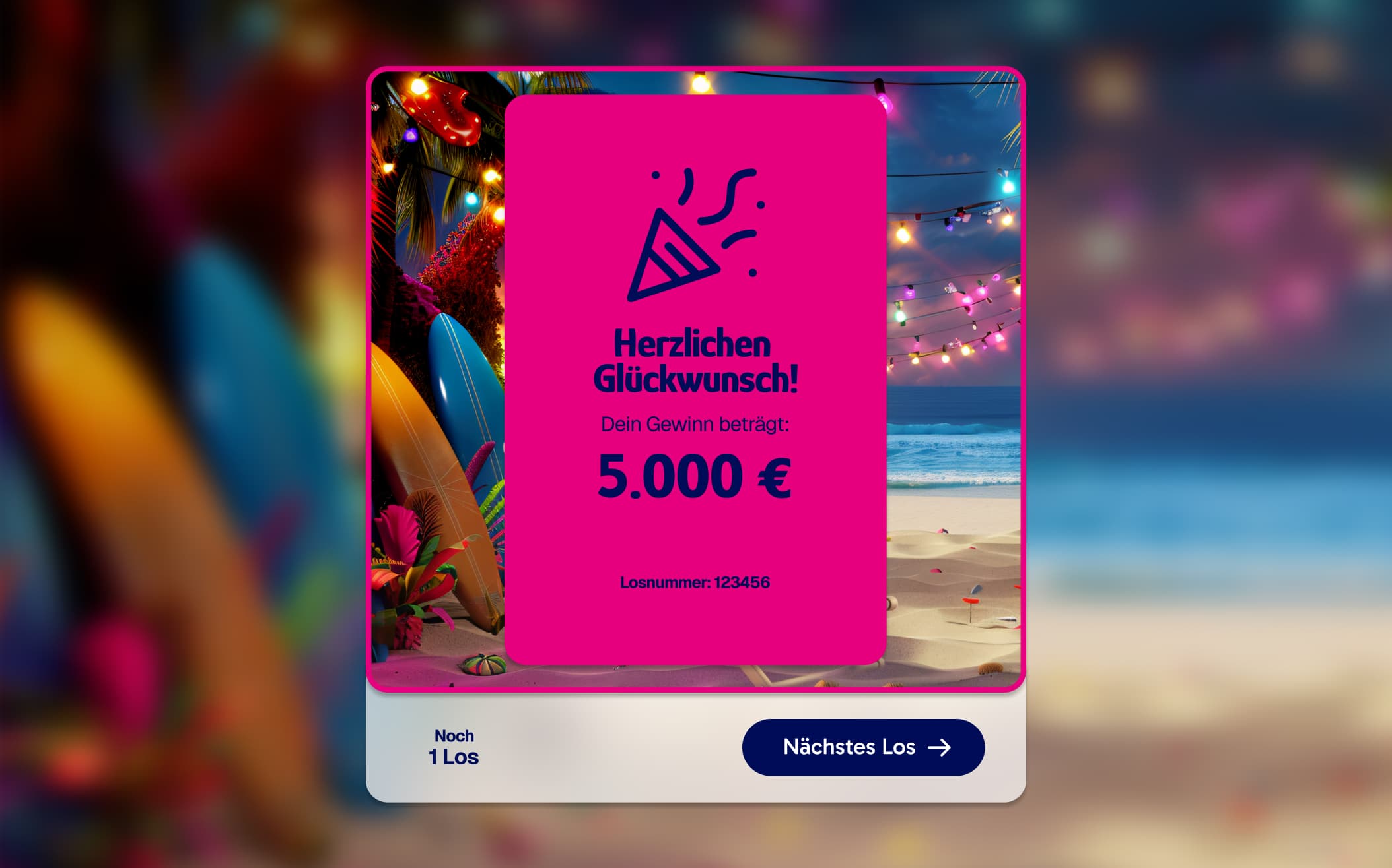 Rubbellos mit Gewinnanzeige „5.000 Euro“ vor strandähnlichem Hintergrund mit dekorativen Elementen und Lichtern.