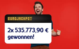 Ein Mann feiert mit einem freudigen Gesichtsausdruck vor einem roten Hintergrund und hält eine Eurojackpot-Karte in der Hand, die einen Gewinn von 2 × 535.773,90 € zeigt.