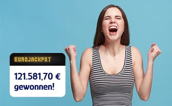 Eine Frau in einem gestreiften Tanktop feiert mit geballten Fäusten vor einem blauen Hintergrund, neben einem Eurojackpot-Schild, auf dem der Gewinnbetrag zu sehen ist.