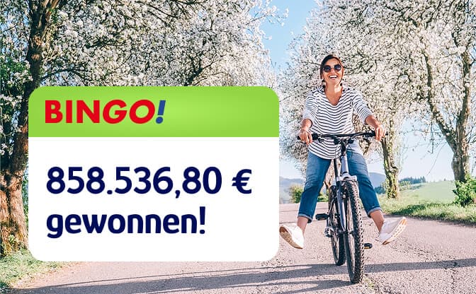 Frau fährt fröhlich Fahrrad unter blühenden Bäumen, trägt eine Sonnenbrille und ein gestreiftes Oberteil, mit eingeblendeter „Bingo!“-Gewinnmeldung über 858.536,80 Euro.