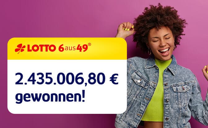 Eine fröhliche Person in einer Jeansjacke feiert einen Lottogewinn von 2.435.006,80 Euro vor einem lila Hintergrund.
