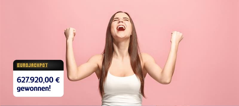 Eine Frau mit langen braunen Haaren jubelt mit erhobenen Fäusten und strahlt über das ganze Gesicht. Auf einem rosa Hintergrund ist ein Eurojackpot-Schild mit der Aufschrift „627.920,00 € gewonnen!“ zu sehen.